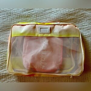 Set of 4 packing cubes.